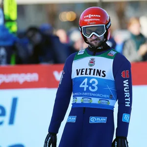 Markus Eisenbichler im Skisprung-Outfit nach seinem Sprung in Oberstorf