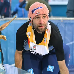 Pius Paschke neben dem goldenen Adler