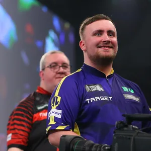 Luke Littler macht auf der Darts-Bühne große Augen