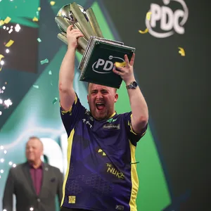 Luke Littler jubelt mit der Sid-Waddell-Trophy