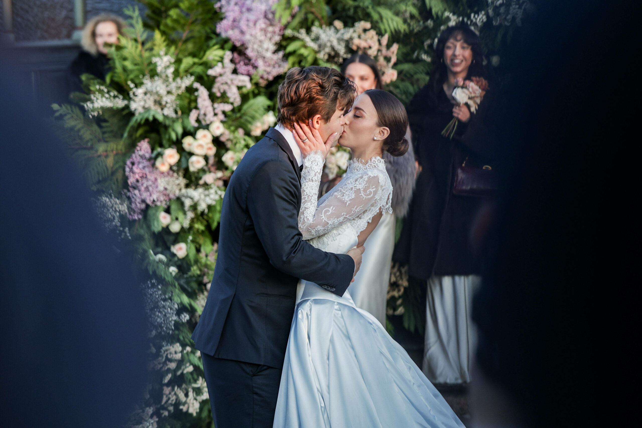 Magnus Carlsen küsst seine Frau auf seiner Hochzeit