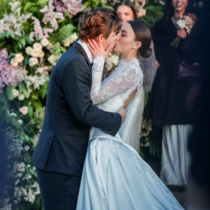 Magnus Carlsen küsst seine Frau auf seiner Hochzeit