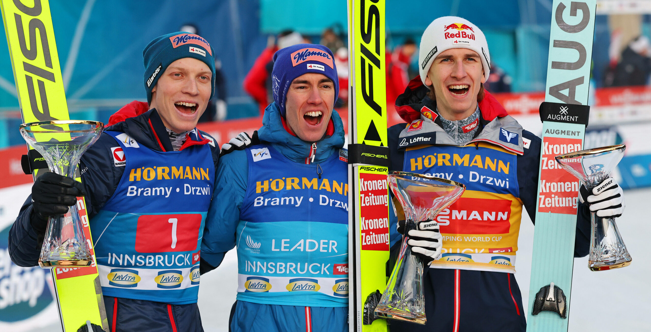 Jan Hörl, Stefan Kraft und Daniel Tschofenig (v.l.) nach der Siegerehrung der Vierschanzentournee in Innsbruck