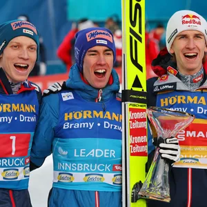 Jan Hörl, Stefan Kraft und Daniel Tschofenig (v.l.) nach der Siegerehrung der Vierschanzentournee in Innsbruck