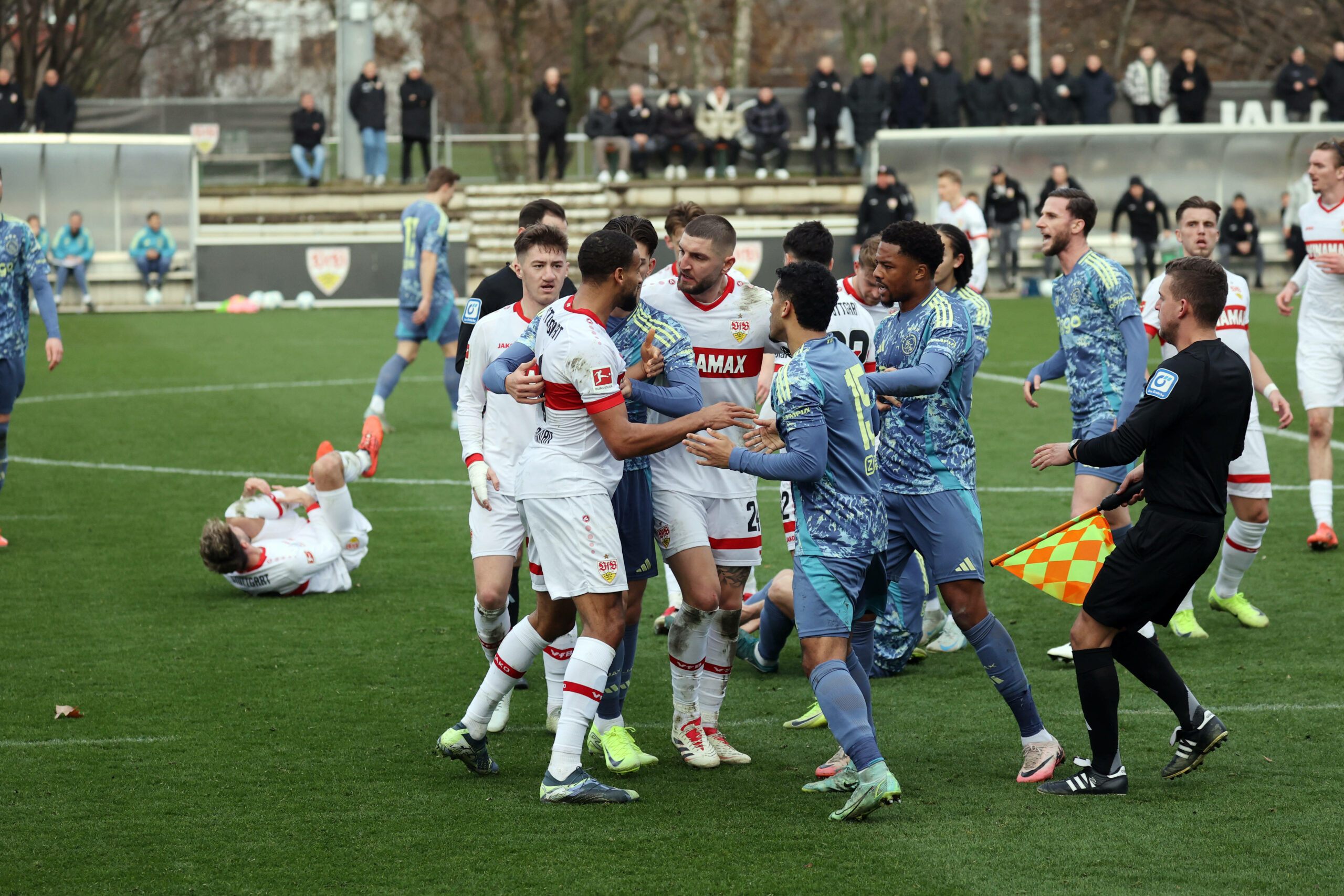 Rudelbildung mit VfB-Spielern und Ajax-Spielern