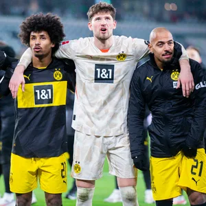 Giovanni Reyna, Karim Adeyemi, Gregor Kobel und Donyell Malen nach dem Spiel gegen Wolfsburg