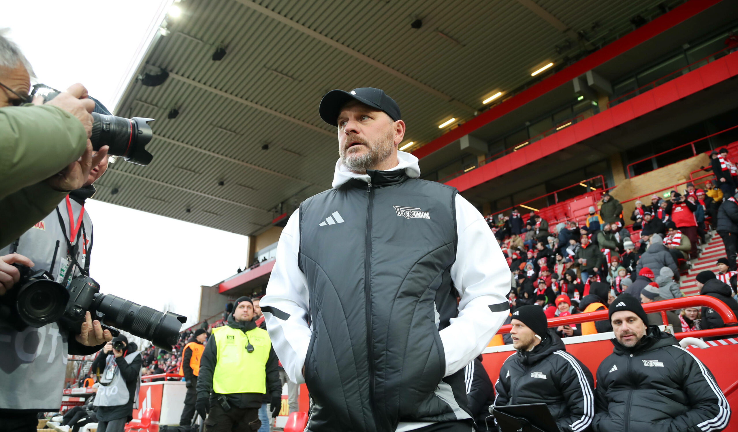 Steffen Baumgart wird in der Alten Försterei von Fotografen abgelichtet