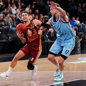 Niklas Wimberg verteidigt Davide Moretti.