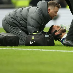 Rodrigo Bentancur liegt nach seinem Kollaps auf dem Platz und wird behandelt