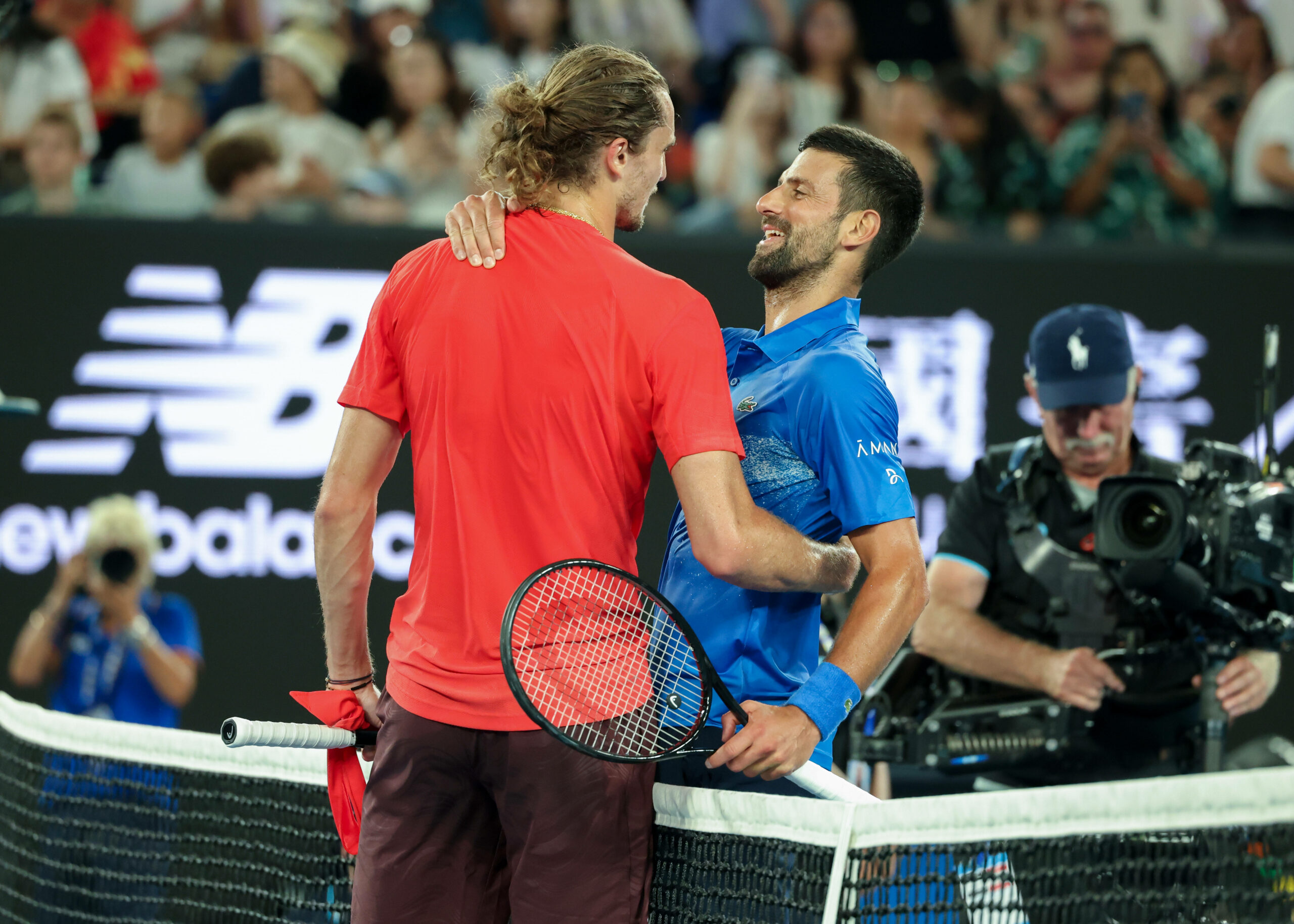 Alexander Zverev und Novak Djokovic umarmen sich