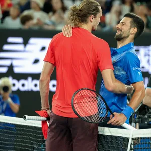 Alexander Zverev und Novak Djokovic umarmen sich