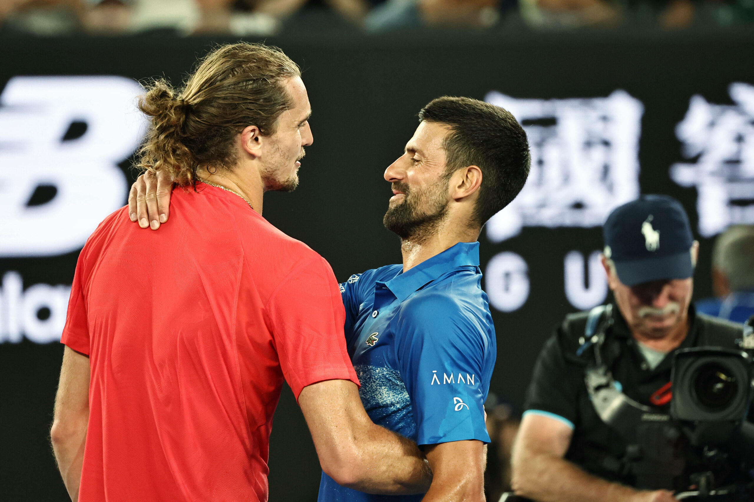 Alexander Zverev und Novak Djokovic gratulieren sich nach dem Match