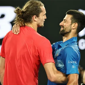 Alexander Zverev und Novak Djokovic gratulieren sich nach dem Match