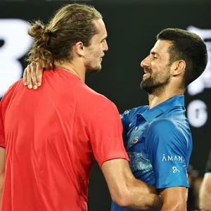 Alexander Zverev und Novak Djokovic gratulieren sich nach dem Match