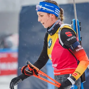 Franziska Preuß blickt enttäuscht nach unten