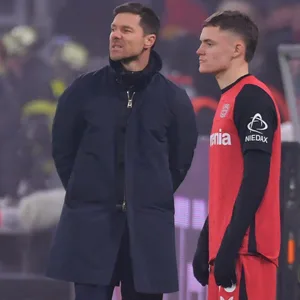 Xabi Alonso und Florian Wirtz vor dessen Einwechslung in Dortmund