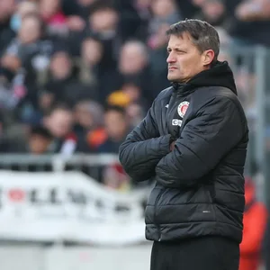 Alexander Blessin blickt nachdenklich aufs Spielfeld