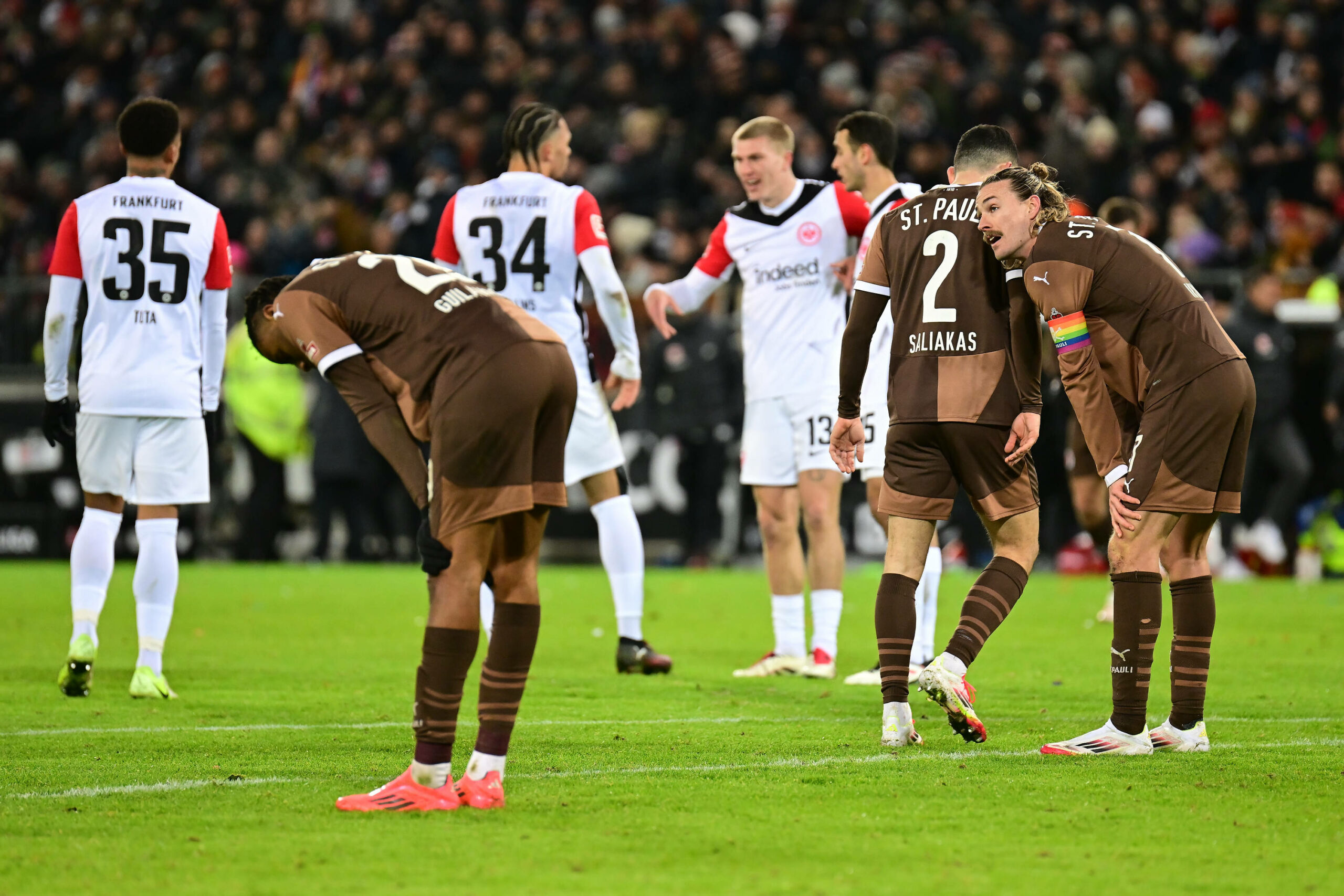 Enttäuschte Kiezkicker nach der 0:1-Pleite gegen Eintracht Frankfurt