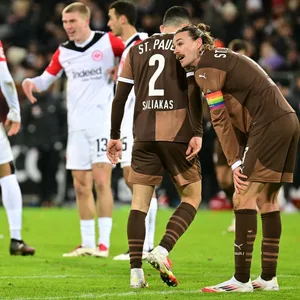 Enttäuschte Kiezkicker nach der 0:1-Pleite gegen Eintracht Frankfurt