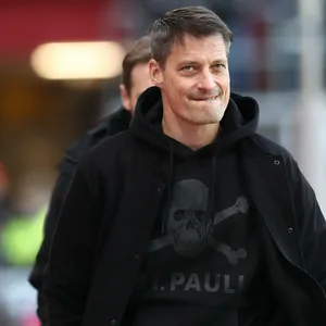 St. Paulis Trainer Alexander Blessin beißt sich auf die Lippen.