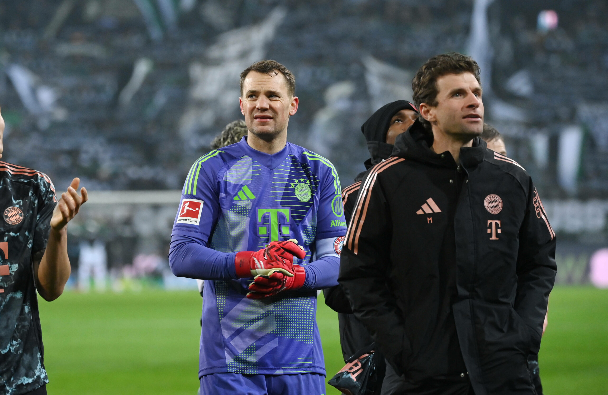 Thomas Müller und Manuel Neuer gehen zur Kurve nach dem Spiel