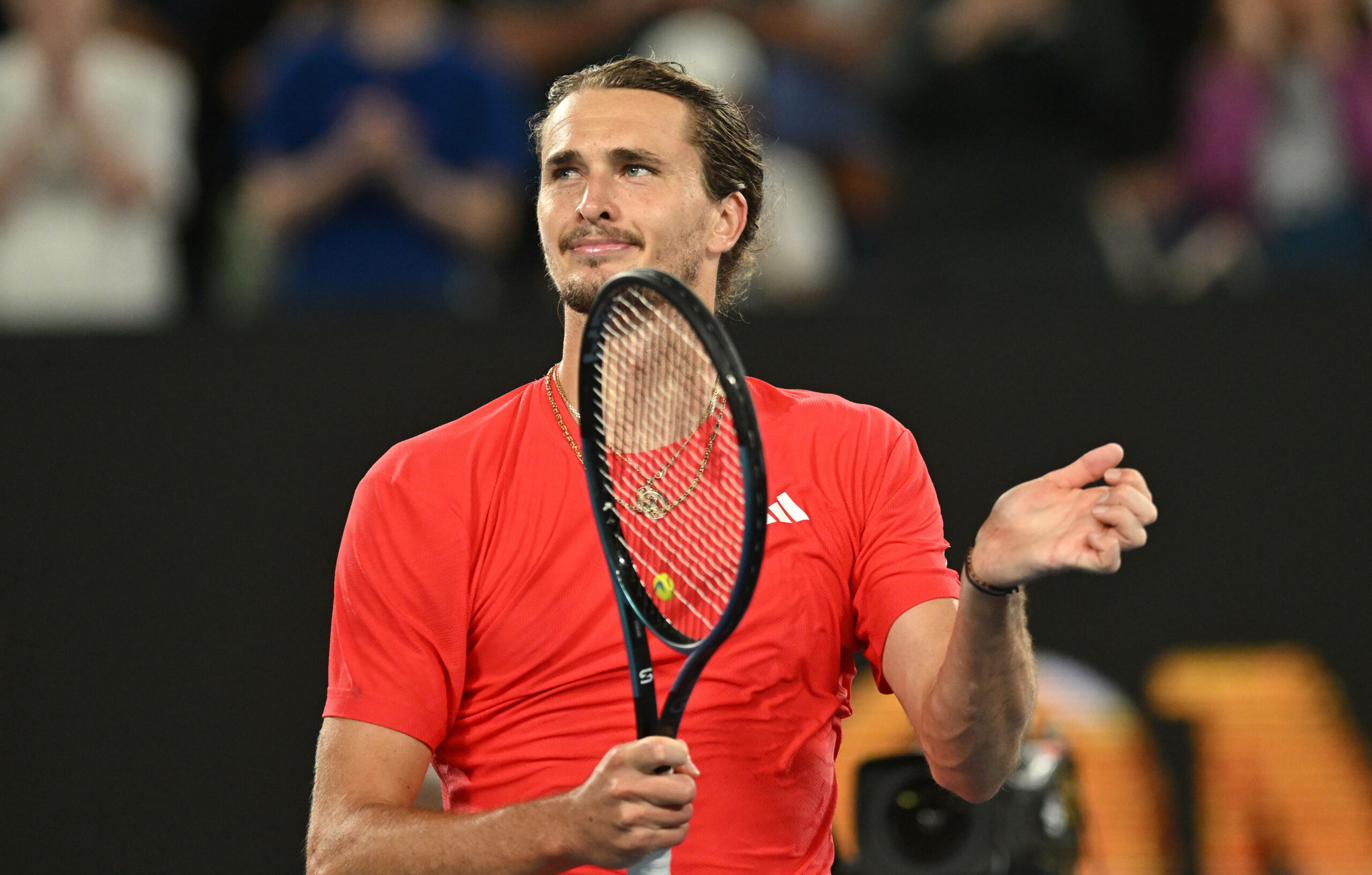 Alexander Zverev applaudiert den Zuschauern nach seinem Auftaktsieg in Melbourne.