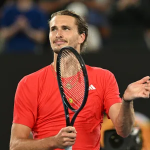 Alexander Zverev applaudiert den Zuschauern nach seinem Auftaktsieg in Melbourne.