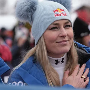 Lindsey Vonn mit einer Red Bull-Mütze auf dem Kopf