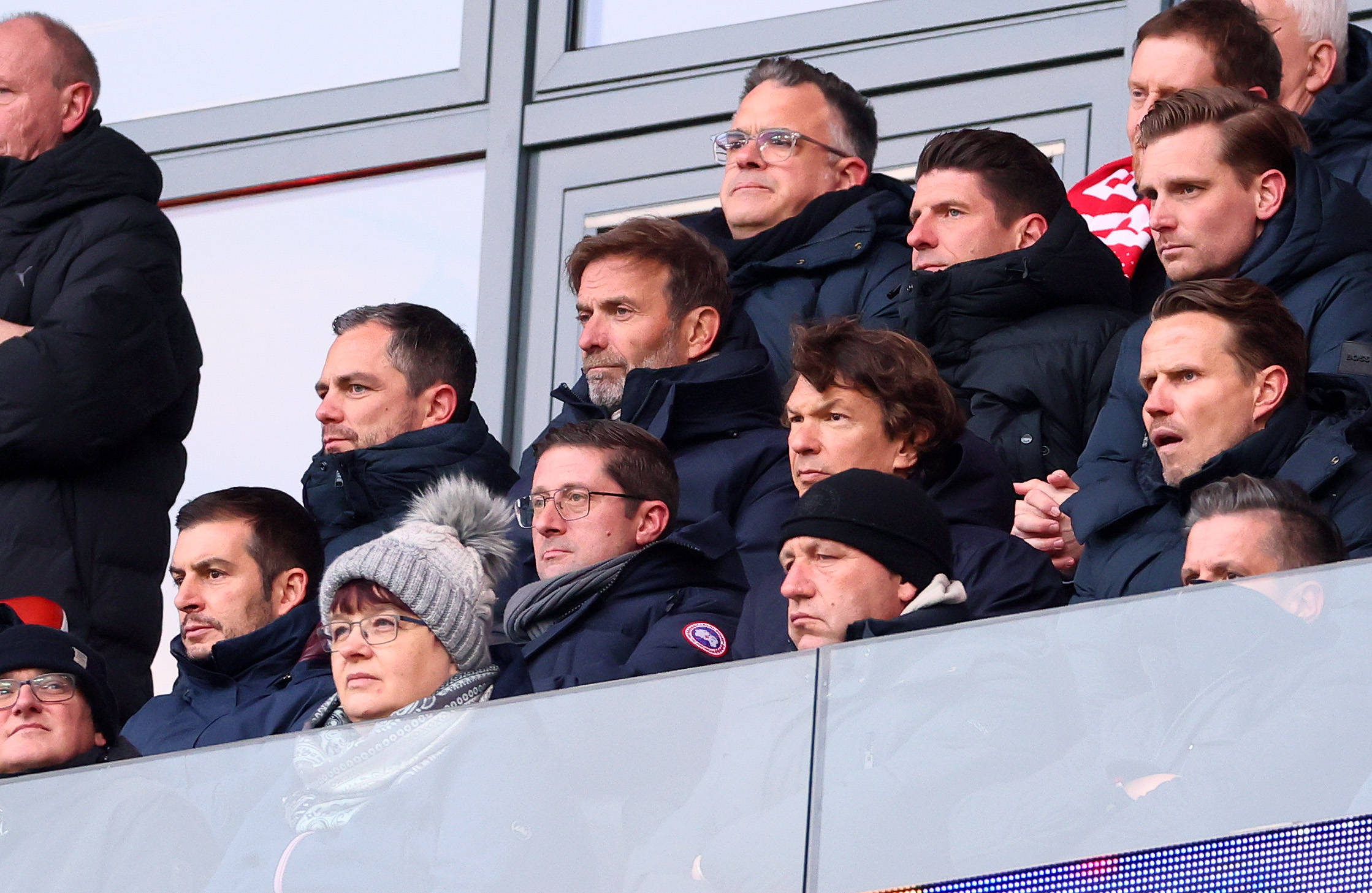 Jürgen Klopp neben Marcel Schäfer und Mario Gomez auf der Tribüne in Leipzig