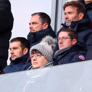 Jürgen Klopp neben Marcel Schäfer und Mario Gomez auf der Tribüne in Leipzig