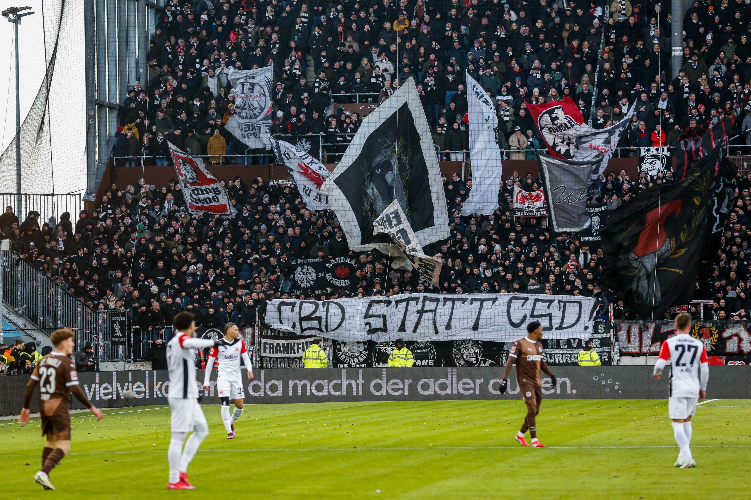 Banner vor Eintracht-Fanblock am Millerntor