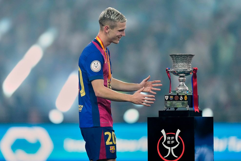 Dani Olmo will die Supercopa-Trophäe in die Hände nehmen