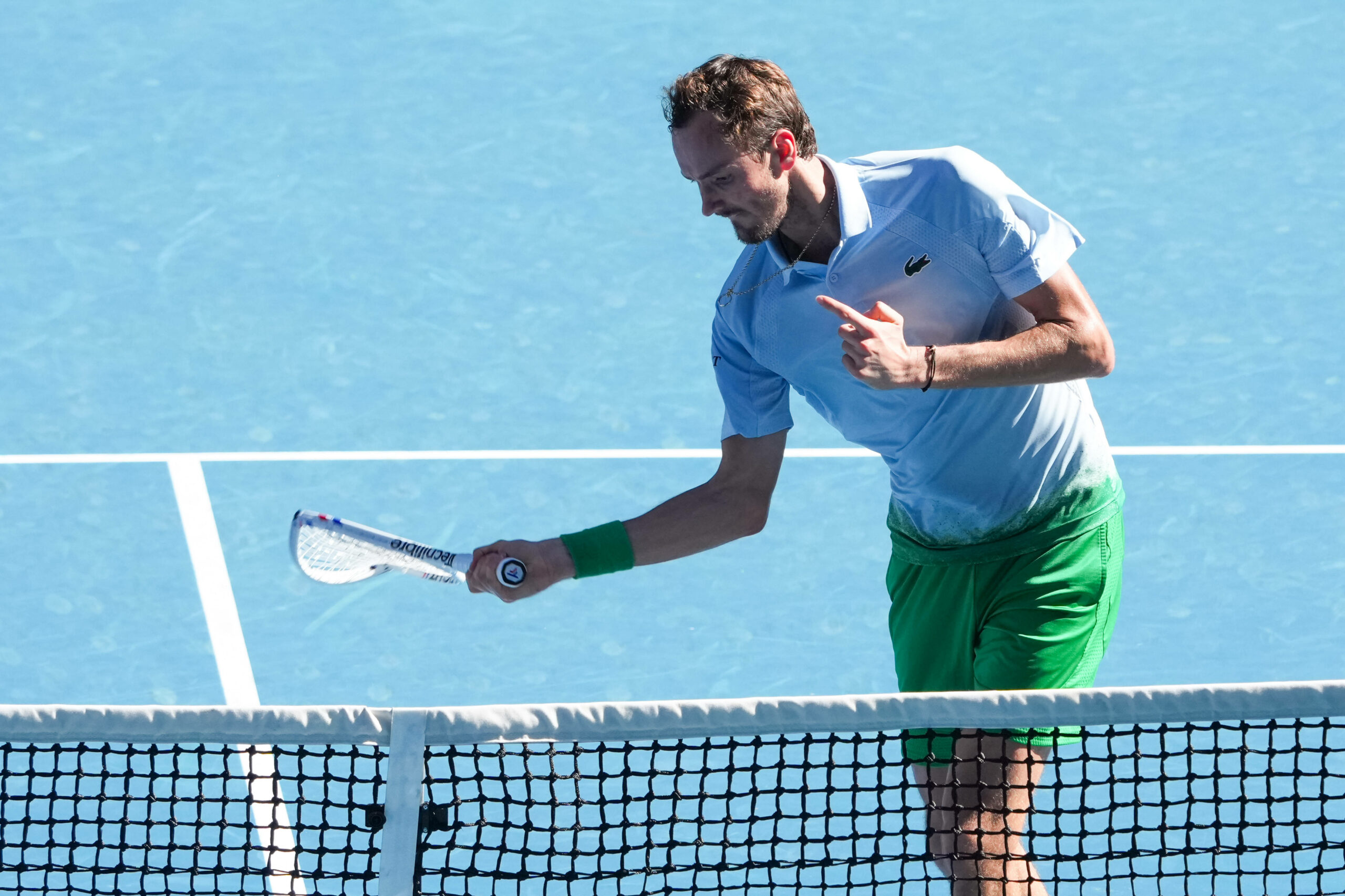 Daniil Medwedew schlägt nach einem Punktverlust seinen Tennisschläger kaputt