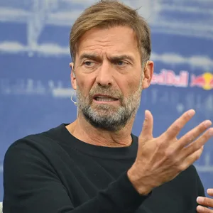 Jürgen Klopp gestikuliert bei seiner Vorstellung als neuer „Head of Global Soccer“