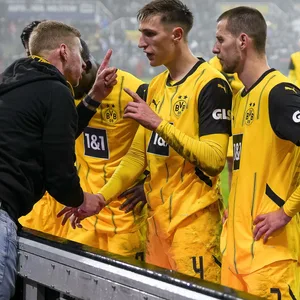 Ein Ultra-Vetreter redet in Kiel mit den BVB-Profis