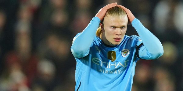 Erling Haaland schlägt die Hände über den Kopf zusammen