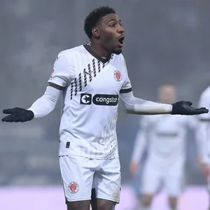 Oladapo Afolayan beschwert sich gestikulierend