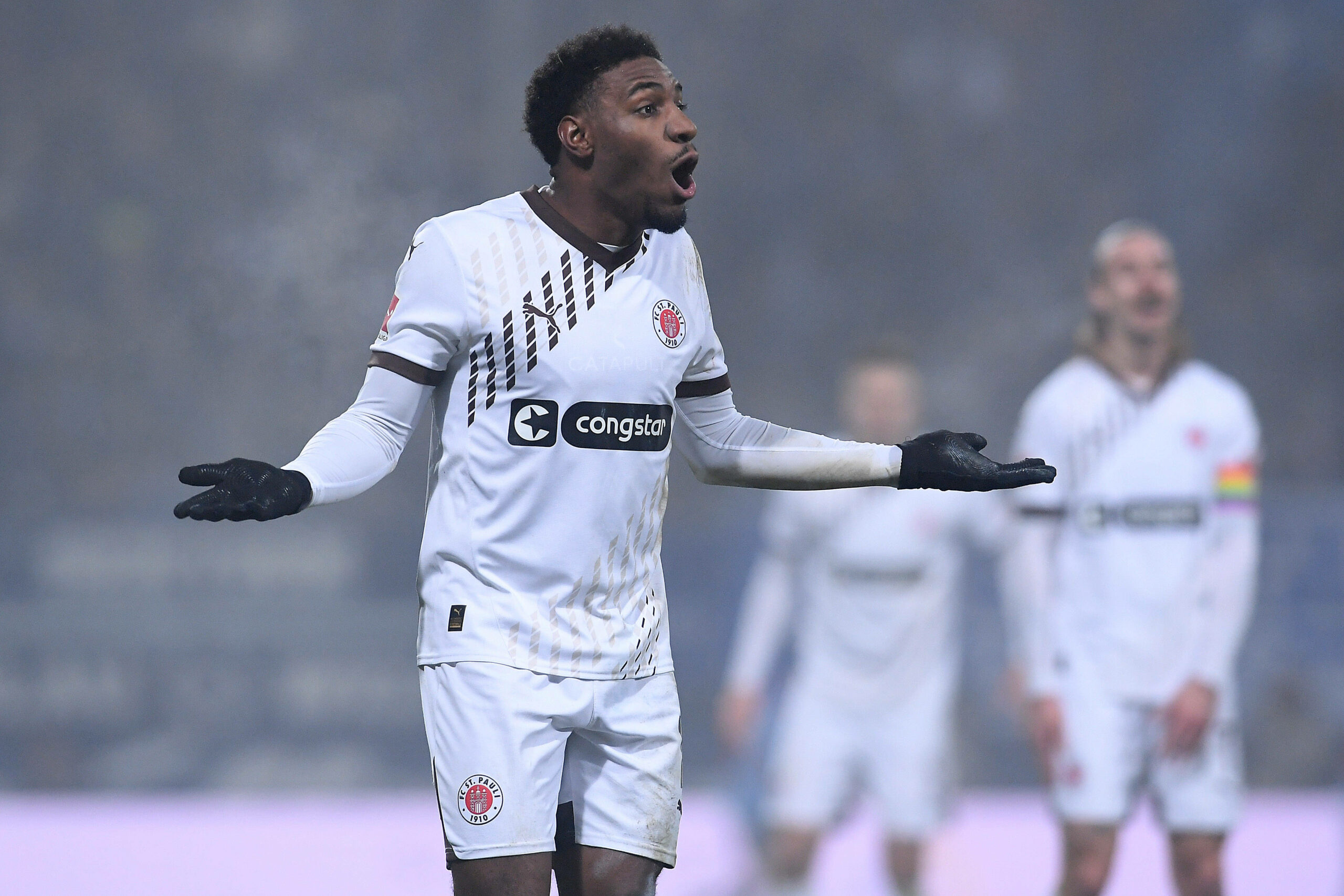 Oladapo Afolayan ärgert sich über die St. Pauli-Pleite in Bochum.