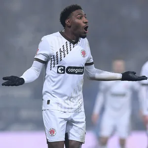 Oladapo Afolayan ärgert sich über die St. Pauli-Pleite in Bochum.