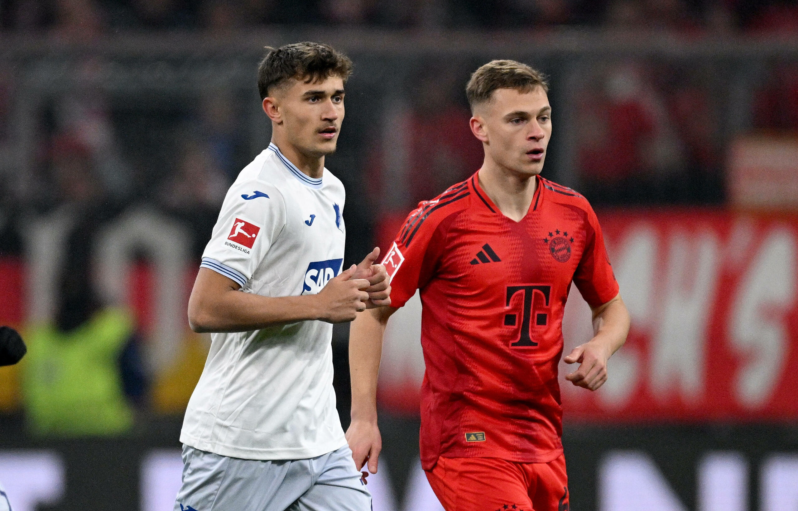 Hoffenheims Tom Bischof neben Bayern Joshua Kimmich