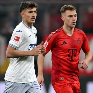 Hoffenheims Tom Bischof neben Bayern Joshua Kimmich