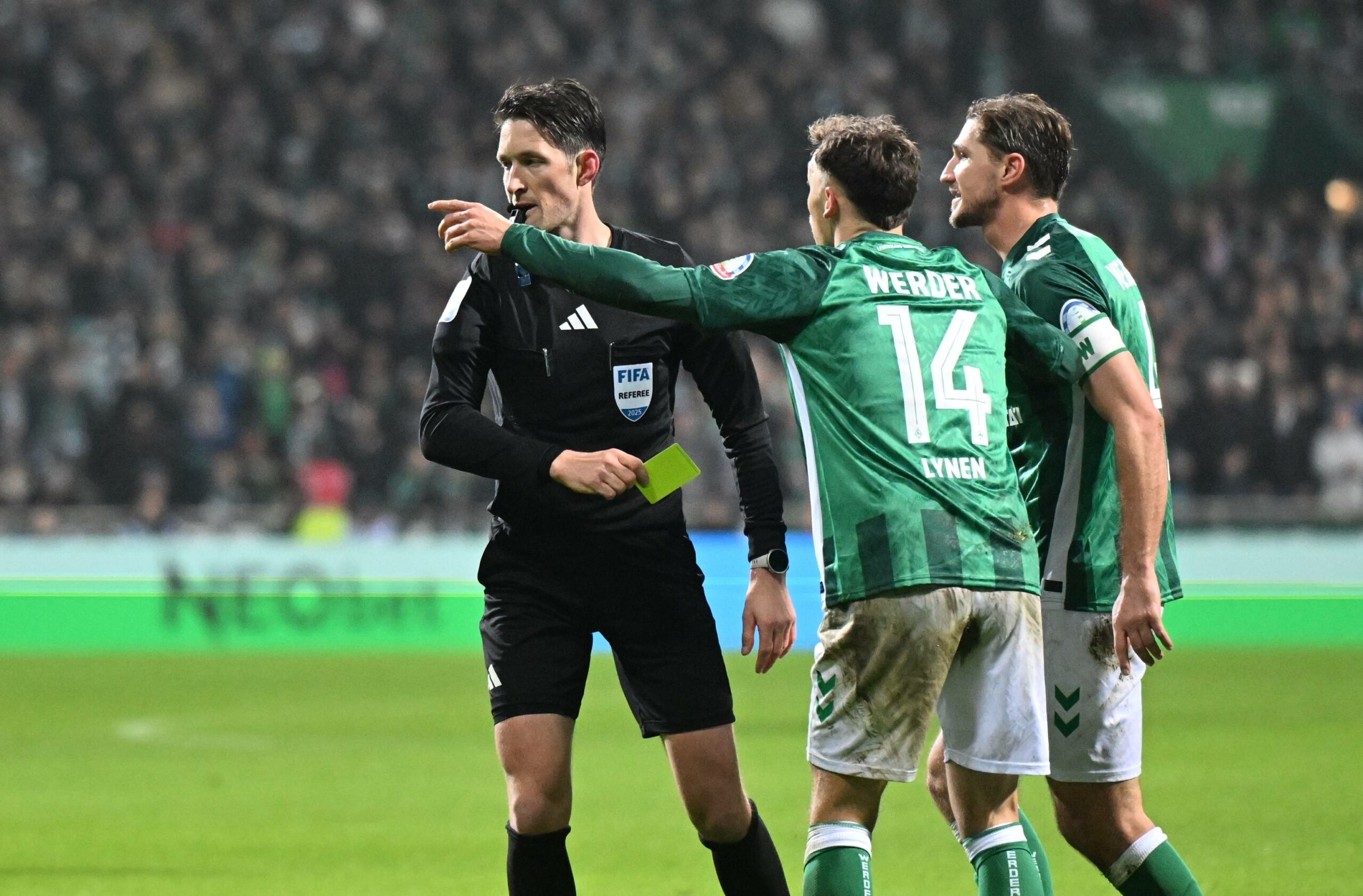 Dr. Matthias Jöllenbeck verwarnt Senne Lynen mit der Gelben Karte