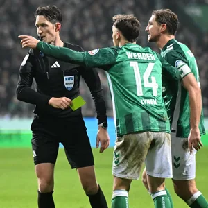 Dr. Matthias Jöllenbeck verwarnt Senne Lynen mit der Gelben Karte