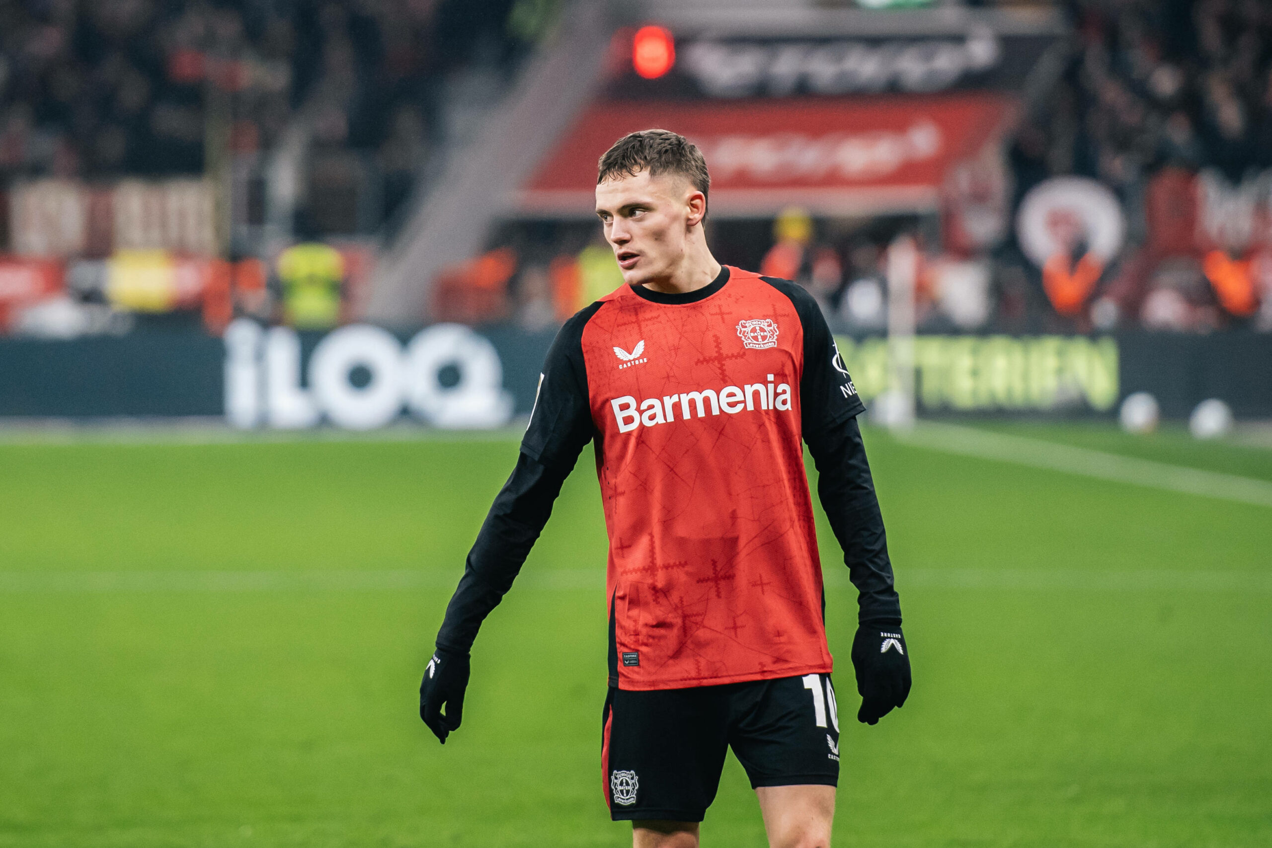 Florian Wirtz mit hängenden Armen auf dem Rasen der BayArena