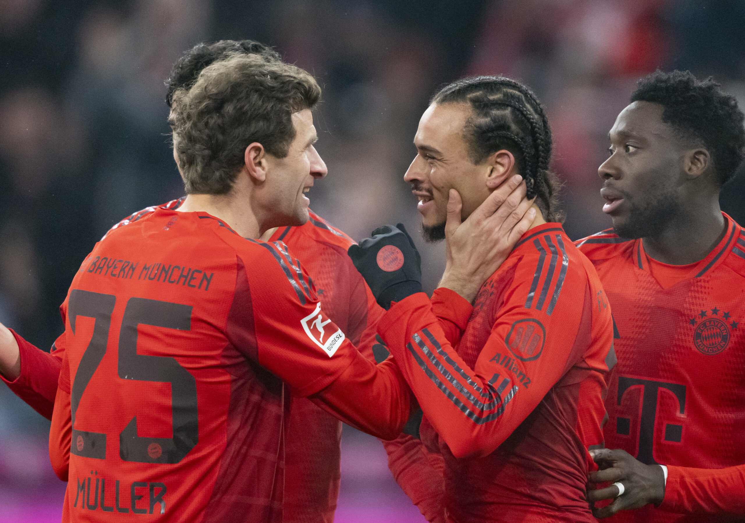 Thomas Müller und Leroy Sané schauen sich gut gelaunt in die Augen beim Torjubel