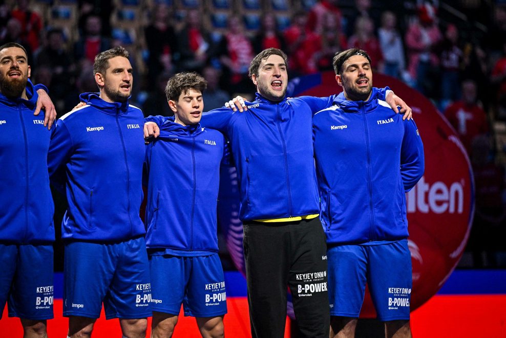 Die italienischen Handballer singen ihre Nationalhymne