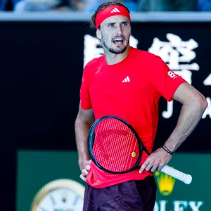 Alexander Zverev stützt seine Arme in die Hüfte.