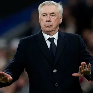 Real-Trainer Carlo Ancelotti gestikuliert im Anzug