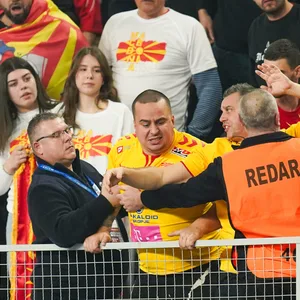 Fans aus Mazedonien randalieren, sodass die Ordner eingreifen müssen.