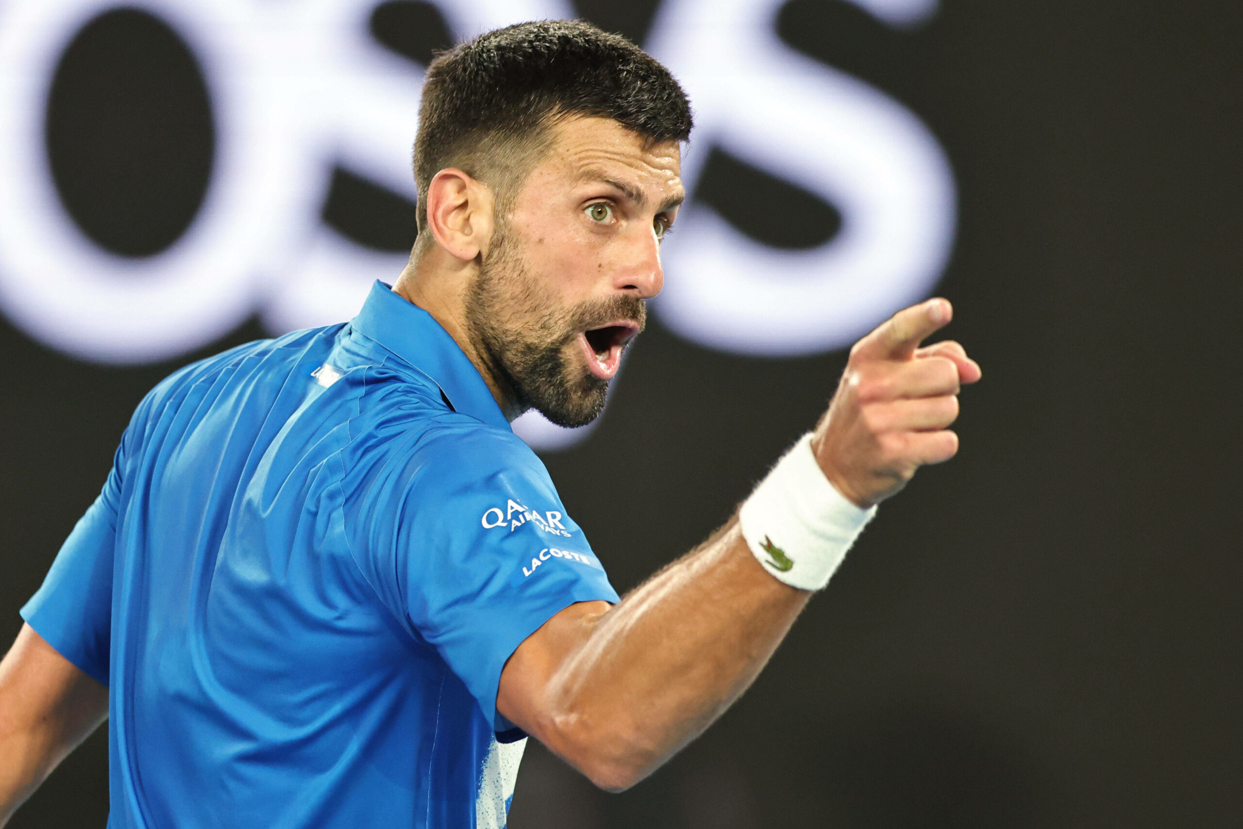 Novak Djokovic droht Fans bei den Australian Open mit dem Finger